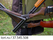 Охотничьи ружья на привале (2019 год). Редакционное фото, фотограф Марина Чистякова / Фотобанк Лори
