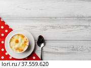 Mushroom juliene in bowl on wooden background. Стоковое фото, фотограф Сергей Толмачёв / Фотобанк Лори