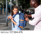 Street thief stealing wallet from young woman. Стоковое фото, фотограф Яков Филимонов / Фотобанк Лори