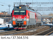 Российский современный электровоз ЭП1М-712 с пассажирским поездом на станции Шарья Северной железной дороги (2022 год). Редакционное фото, фотограф Виктор Карасев / Фотобанк Лори