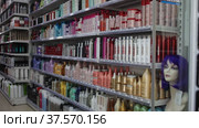 Various of haircare cosmetics and wigs for sale on shelves of specialty cosmetic shop (2020 год). Редакционное видео, видеограф Яков Филимонов / Фотобанк Лори
