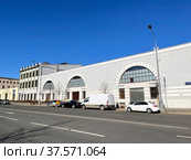 Улица Каретный ряд в Москве, дом 4, строение 3. Гараж Совнаркома. 1920 год постройки, архитекторы Г. П. Гольц, В. Третьяков (2022 год). Редакционное фото, фотограф Овчинникова Ирина / Фотобанк Лори