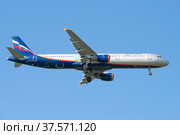 Airbus A321"Н. Пирогов" (VQ-BED  ) авиакомпании Аэрофлот - Российские Авиалинии на глиссаде перед посадкой в аэропорту Пулково (2021 год). Редакционное фото, фотограф Виктор Карасев / Фотобанк Лори