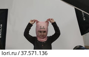 Девочка позирует на фотосессии для фабрики шапок и маркетплейсов. A girl poses at a photo shoot for a hat factory and marketplaces. Редакционное видео, видеограф Мария / Фотобанк Лори