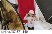 Девочка позирует на фотосессии для фабрики шапок и маркетплейсов. A girl poses at a photo shoot for a hat factory and marketplaces. Редакционное видео, видеограф Мария / Фотобанк Лори