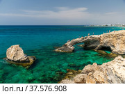 CYPRUS, THE BRIDGE OF LOVERS. Tourists jump from a height into the azure waters of the Mediterranean Sea (2018 год). Редакционное фото, фотограф Сергей Ляшенко / Фотобанк Лори