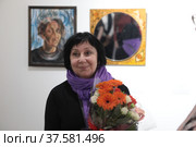 Художник Наталья Назаренко в Балашихинской картинной галереи (2022 год). Редакционное фото, фотограф Дмитрий Неумоин / Фотобанк Лори