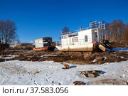 Маломерное судно на левом берегу Волги. Кострома (2022 год). Редакционное фото, фотограф Сергей Афанасьев / Фотобанк Лори