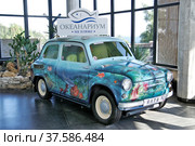 Крым, Ялта. Отель "Ялта. Интурист" (Yalta Intourist). Запорожец-аквариум - реклама Океанариума (2021 год). Редакционное фото, фотограф Илюхина Наталья / Фотобанк Лори