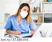 Practicioner peruvian woman in medical mask is working. Стоковое фото, фотограф Яков Филимонов / Фотобанк Лори