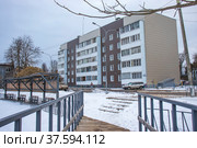 Пятиэтажный дом в пасмурную погоду, Демократический переулок, город Руза, Московская область (2022 год). Стоковое фото, фотограф Диана Лукьянова / Фотобанк Лори
