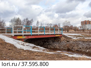 Мост через Муринский ручей. Муринский Парк. Санкт-Петербург (2022 год). Редакционное фото, фотограф Сергей Афанасьев / Фотобанк Лори