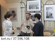 Люди в экспозиции Серпуховского музея, фотовыставка (2018 год). Редакционное фото, фотограф Дмитрий Неумоин / Фотобанк Лори