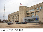 Здание администрации города Рузы весной в пасмурную погоду (2022 год). Редакционное фото, фотограф Диана Лукьянова / Фотобанк Лори
