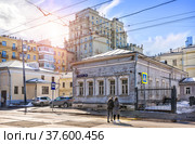 Старинное деревянное здание, Новокузнецкая улица,  Москва (2022 год). Редакционное фото, фотограф Baturina Yuliya / Фотобанк Лори
