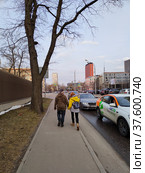 Люди идут по тротуару в городе (2022 год). Редакционное фото, фотограф Ирина Терентьева / Фотобанк Лори