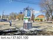 Реклама на афишных тумбах в Павловском Посаде Московской области. Виды города (2022 год). Редакционное фото, фотограф stargal / Фотобанк Лори