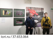 Преподаватель факультета журналистики МГУ Д.Д. Линников на открытии выставки "Бессмертный полк" в Балашихинской картинной галерее (2022 год). Редакционное фото, фотограф Дмитрий Неумоин / Фотобанк Лори