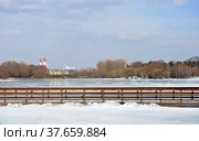 Wooden bridge of Meshchersky pond in Meshchersky natural park (Bakovsky forest park) in early spring, Odintsovsky district of Moscow region and Moscow, Russia (2022 год). Стоковое фото, фотограф Алексей Антипов / Фотобанк Лори