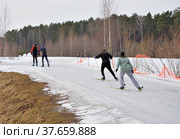 Meshchersky park, Moscow, Russia, March 8, 2022: Group cross-country skiing in early spring in park. Редакционное фото, фотограф Алексей Антипов / Фотобанк Лори