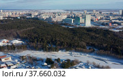Город Сургут зимой. Парк Сайма. Вид с воздуха. Surgut city in winter. Saima Park. Aerial view. (2022 год). Стоковое видео, видеограф Евгений Романов / Фотобанк Лори