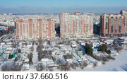 Город Сургут зимой. Жилой район, городская застройка. Вид с воздуха. Surgut city in winter. Residential area, city development. Aerial view. (2022 год). Стоковое видео, видеограф Евгений Романов / Фотобанк Лори