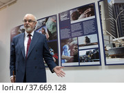 Военный эксперт Юрий Альбертович Кнутов проводит экскурсию по выставке (2022 год). Редакционное фото, фотограф Дмитрий Неумоин / Фотобанк Лори