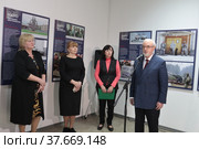 Открытие выставки "НАТО Хроника жестокости" в Балашихинской картинной галерее (2022 год). Редакционное фото, фотограф Дмитрий Неумоин / Фотобанк Лори