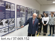 Экскурсию проводит военный эксперт Юрий Альбертович Кнутов (2022 год). Редакционное фото, фотограф Дмитрий Неумоин / Фотобанк Лори