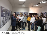 Открытие выставки "НАТО Хроника жестокости" в Балашихинской картинной галерее (2022 год). Редакционное фото, фотограф Дмитрий Неумоин / Фотобанк Лори