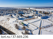 Тобольск зимой. Тобольский кремль - самая большая каменная крепость в Сибири. Вид с воздуха. Tobolsk in winter. Tobolsk Kremlin - the sole stone fortress in Siberia. Aerial view. (2022 год). Редакционное фото, фотограф Евгений Романов / Фотобанк Лори