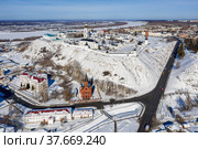 Тобольск зимой. Тобольский кремль - самая большая каменная крепость в Сибири. Вид с воздуха. Tobolsk in winter. Tobolsk Kremlin - the sole stone fortress in Siberia. Aerial view. (2022 год). Редакционное фото, фотограф Евгений Романов / Фотобанк Лори