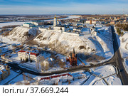 Тобольск зимой. Тобольский кремль - самая большая каменная крепость в Сибири. Вид с воздуха. Tobolsk in winter. Tobolsk Kremlin - the sole stone fortress in Siberia. Aerial view. (2022 год). Редакционное фото, фотограф Евгений Романов / Фотобанк Лори