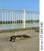 Промоина на Рождественской набережной, Краснодар (2021 год). Стоковое фото, фотограф Мария Кылосова / Фотобанк Лори