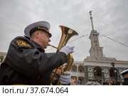 Музыканты Образцового оркестра ВМФ России играют марш на набережной у здания Северного вокзала во время торжественной церемонии открытия сезона речной навигации в городе Москве, Россия (2022 год). Редакционное фото, фотограф Николай Винокуров / Фотобанк Лори