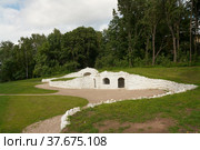 Artificial ancient grotto in Kuzminki park in summer. Moscow, Russia (2006 год). Редакционное фото, фотограф Алексей Антипов / Фотобанк Лори