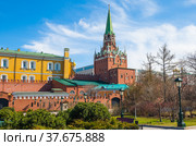 Александровский сад. Солнечный весенний день. Москва (2022 год). Редакционное фото, фотограф E. O. / Фотобанк Лори