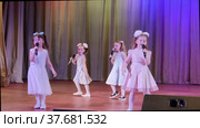 Дети поют на сцене песню на праздничном мероприятии. Children sing a song on stage at a festive event. Редакционное видео, видеограф Мария / Фотобанк Лори