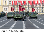 Знаменная группа на автомобилях УАЗ во главе конвоя военной техники. Репетиция парада в честь Дня Победы. Санкт-Петербург (2022 год). Редакционное фото, фотограф Виктор Карасев / Фотобанк Лори