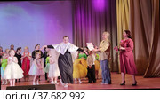 Награждение детей на сцене в доме культуры на праздничном мероприятии. Awarding children on stage at the House of Culture at a festive event. Редакционное видео, видеограф Мария / Фотобанк Лори