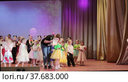 Награждение детей на сцене в доме культуры на праздничном мероприятии. Awarding children on stage at the House of Culture at a festive event. Редакционное видео, видеограф Мария / Фотобанк Лори