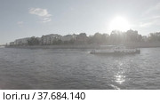Pleasure boat on the Moskva river from the side of the Muzeon park (2021 год). Редакционное видео, видеограф Потийко Сергей / Фотобанк Лори