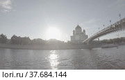 Pleasure boat on the Moskva river from the side of the Muzeon park (2021 год). Редакционное видео, видеограф Потийко Сергей / Фотобанк Лори