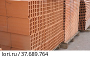 Pallets with stack of redbricks lying at warehouse of building materials in sunny day. Стоковое видео, видеограф Яков Филимонов / Фотобанк Лори