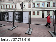 Москва. Уличная фотовыставка "Дети Донбасса" на улице Арбат (2022 год). Редакционное фото, фотограф Дмитрий Неумоин / Фотобанк Лори