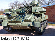 Советская зенитная самоходная установка ЗСУ-23-4 «Шилка» крупным планом солнечным майским днем. Адмиралтейство Петра Великого, Парк Патриот (2022 год). Редакционное фото, фотограф Виктор Карасев / Фотобанк Лори