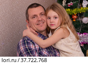 Папа держит на руках маленькую дочку. Dad is holding a little daughter in his arms. (2022 год). Редакционное фото, фотограф Мария / Фотобанк Лори