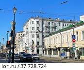 Улица Покровка весной в солнечный день. Россия, Москва (2022 год). Редакционное фото, фотограф Овчинникова Ирина / Фотобанк Лори