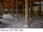 Интерьер Джума-мечети в Хиве, Узбекистан (2015 год). Редакционное фото, фотограф Дымов Игорь / Фотобанк Лори