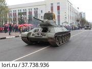 Ногинск. Парад военной техники времён Великой Отечественной войны 9 мая, Т34 (2022 год). Редакционное фото, фотограф Дмитрий Неумоин / Фотобанк Лори